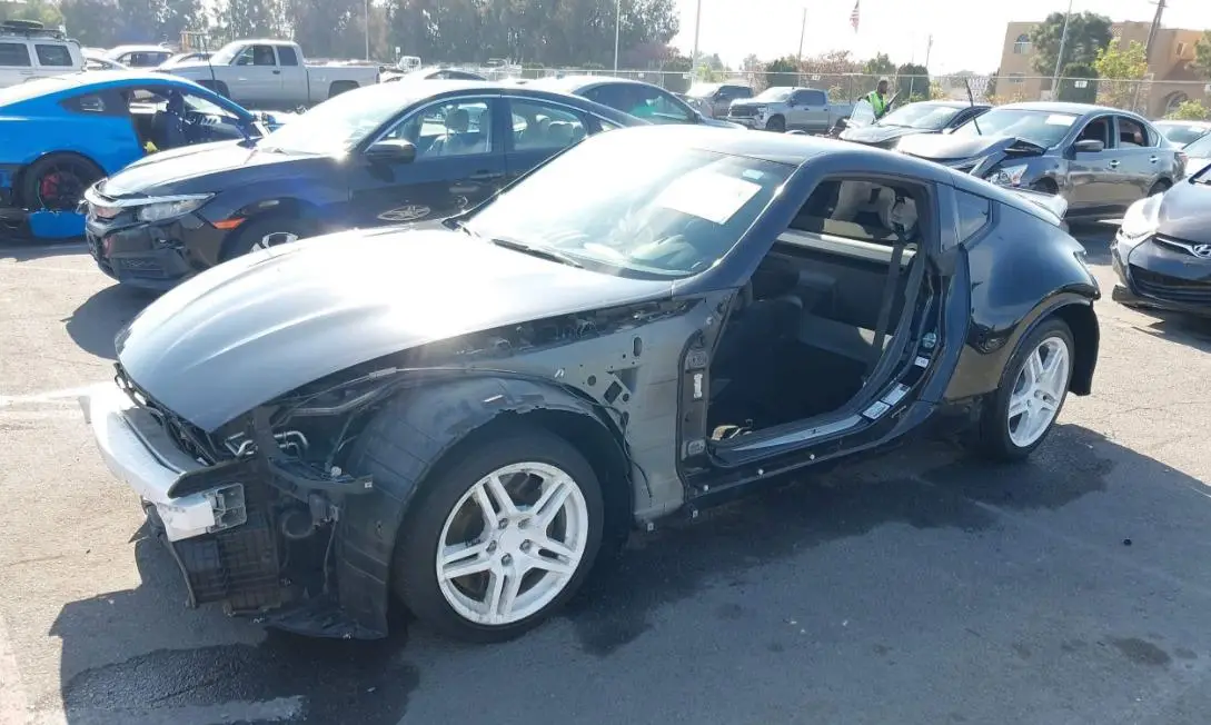 Nissan 370Z Nismo — zdjęcie z aukcji w USA, przed naprawą
